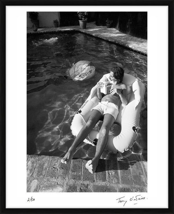 Alice Cooper Reading Jaws, 1975 — Limited Edition Print, framed - Terry O'Neill