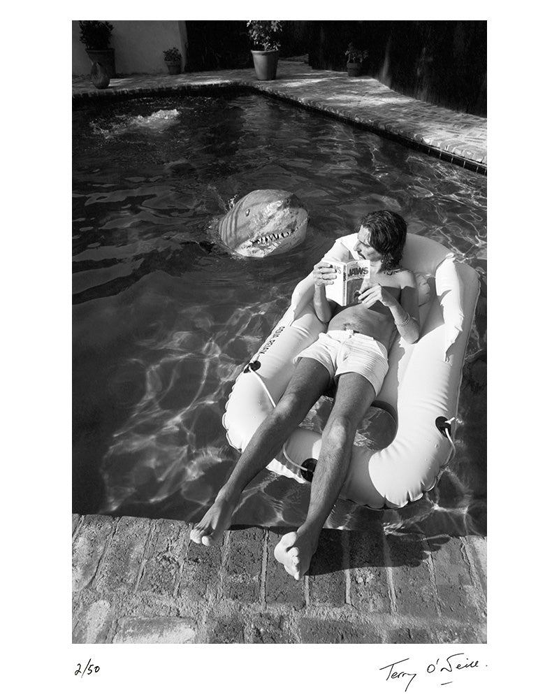 Alice Cooper Reading Jaws, 1975 - Limited edition print by Terry O'Neill – Limited Edition Print.