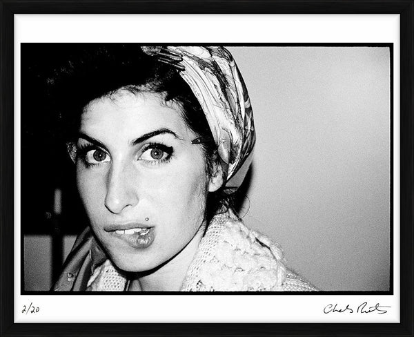 Amy Winehouse Bites Her Lip, 2003 — Limited Edition Print, framed - Charles Moriarty