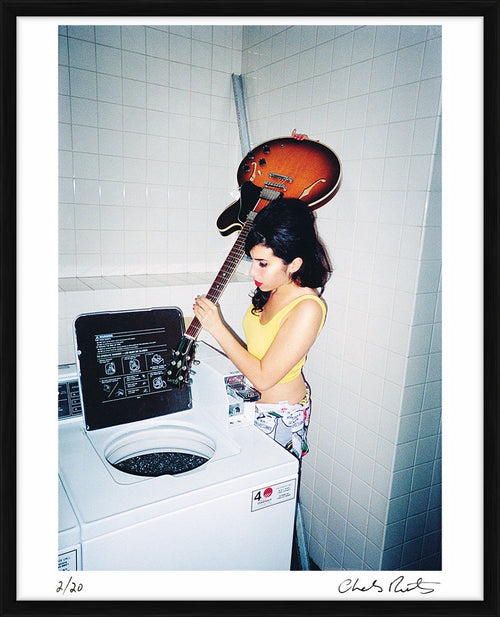 Amy Winehouse vs Gibson, 2003 — Limited Edition Print, framed - Charles Moriarty