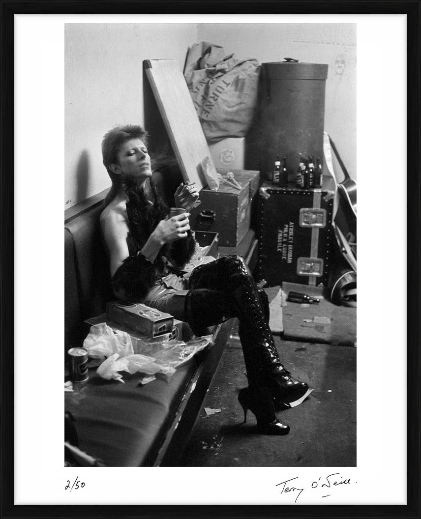 David Bowie backstage before The 1980 Floor Show, 1973 by Terry O'Neill – Limited Edition Print.