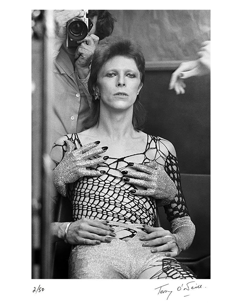 David Bowie as Ziggy Stardust with Terry O'Neil mirror reflection in London, 19 October 1973 by Terry O'Neill – Limited Edition Print.