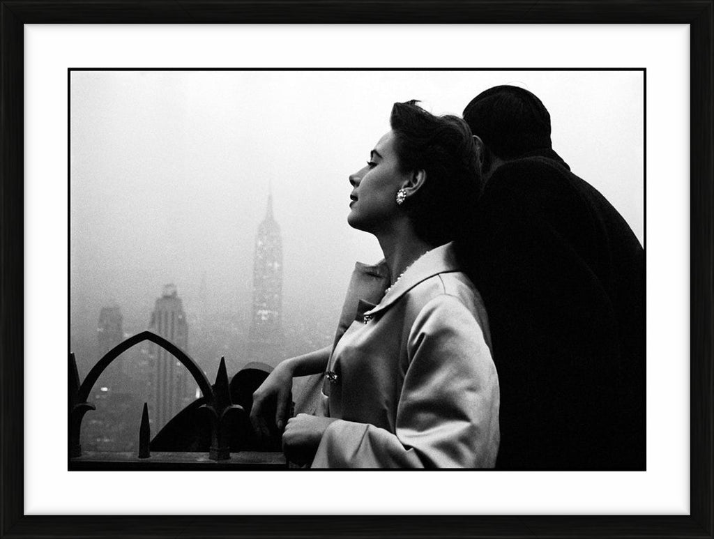 Drew Beyfuss on a rooftop in New York City, 1956 - Limited Edition Print by Eve Arnold – Limited Edition Print.