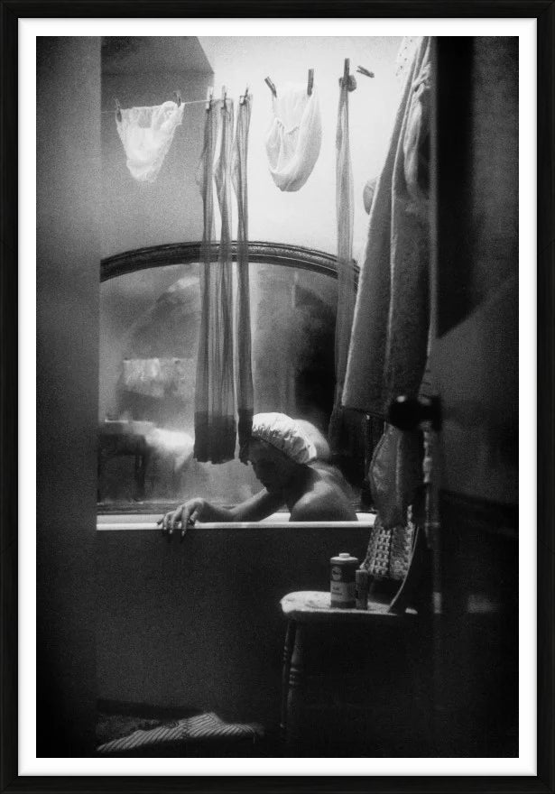 Flatsharer, Knightsbridge, 1961 - Limited Edition Print by Eve Arnold – Limited Edition Print.