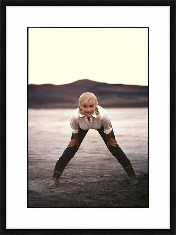 Marilyn Monroe on the set of 'The Misfits', 1960 — Limited Edition Print, framed - Eve Arnold