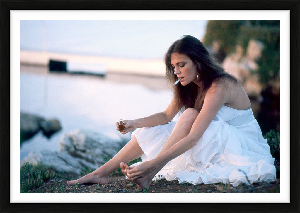 Jacqueline Bisset smoking a cigarette off-set, 1973 – Limited Edition Print by Eva Sereny – Limited Edition Print.