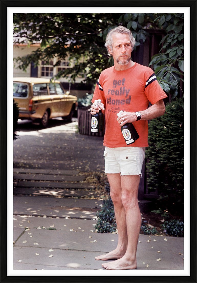 Paul Newman at home with two beers, 1981 – Limited Edition Print by Eva Sereny – Limited Edition Print.