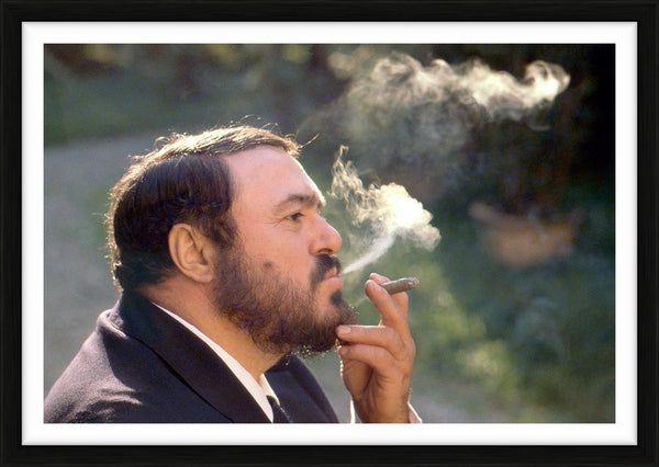 Luciano Pavarotti smoking a cigar — Limited Edition Print, framed - Eva Sereny
