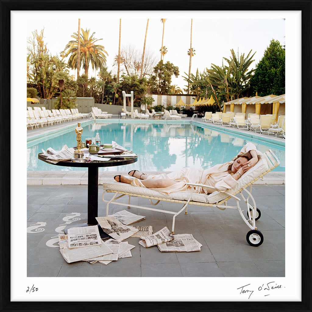 Faye Dunaway Poolside in LA, 1977 - Limited Edition Print by Terry O'Neill – Limited Edition Print.