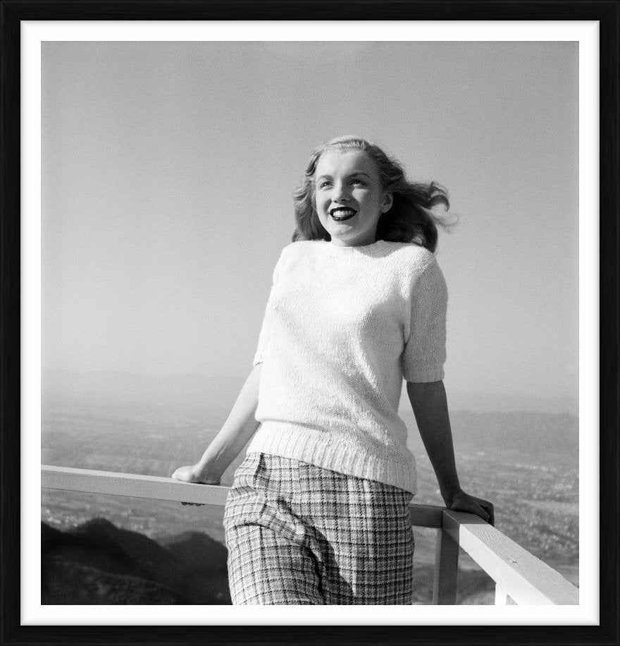 Marilyn Monroe on Zuma Beach V, California, 1946 - Limited Edition Print by Joseph Jasgur – Limited Edition Print.