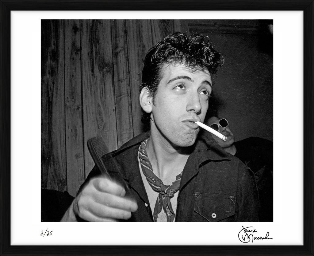 Mick Jones backstage at the Agora Theatre, 1979 - Limited Edition Print by Janet Macoska – Limited Edition Print.