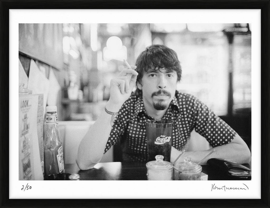 Dave Grohl at a Los Angeles Diner, 1997 - Limited Edition Print by Kevin Cummins – Limited Edition Print.