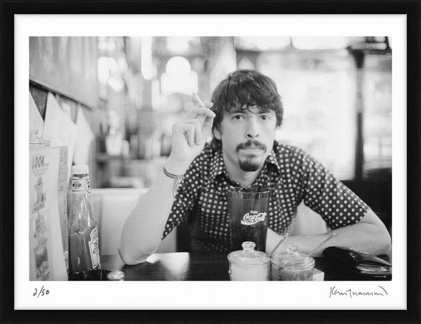 Dave Grohl at a Los Angeles Diner, 1997 — Limited Edition Print, framed - Kevin Cummins