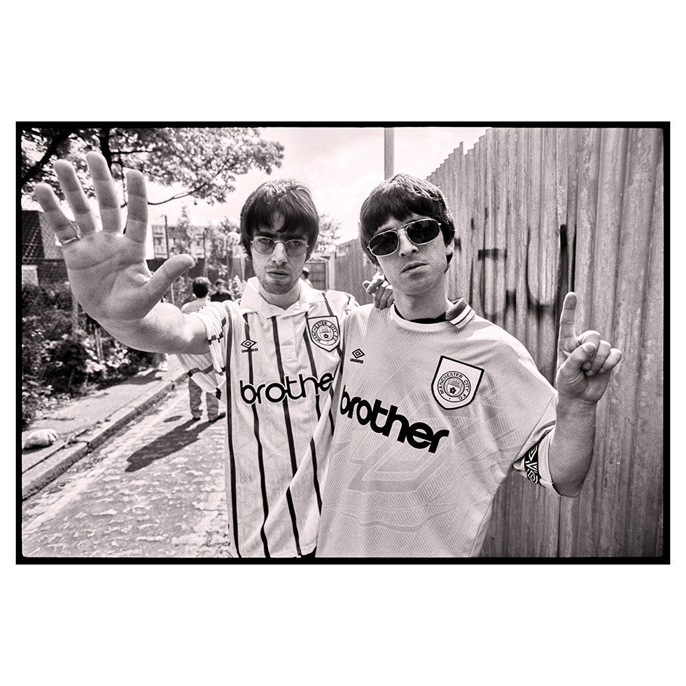 Liam and Noel Gallagher of Oasis, London, 1994 - Limited Edition Print by Kevin Cummins – Limited Edition Print.