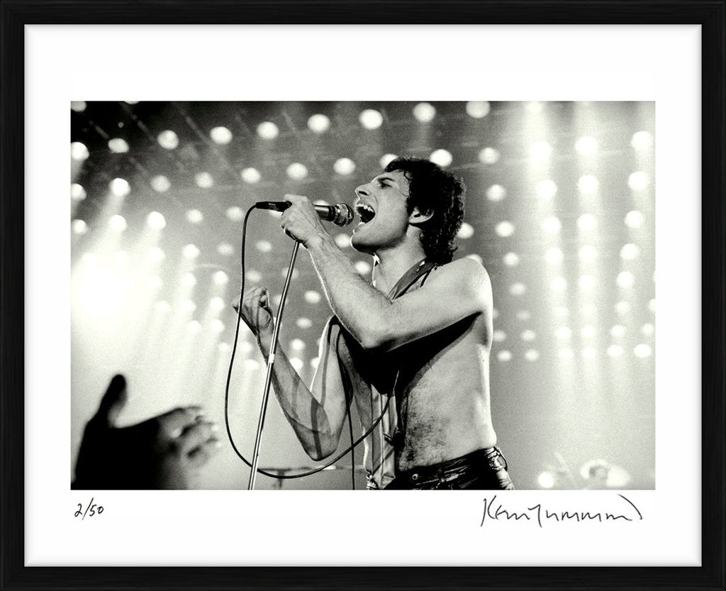Freddie Mercury performing at the Manchester Apollo, 1979 - Limited Edition Print by Kevin Cummins – Limited Edition Print.