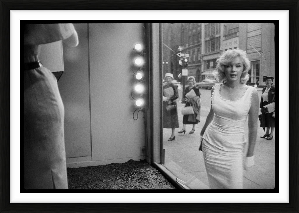 Marilyn Monroe on Fifth Avenue, New York 1957 - Limited Edition Print by Sam Shaw – Limited Edition Print.