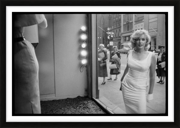 Marilyn Monroe on Fifth Avenue, New York 1957 — Limited Edition Print, framed - Sam Shaw