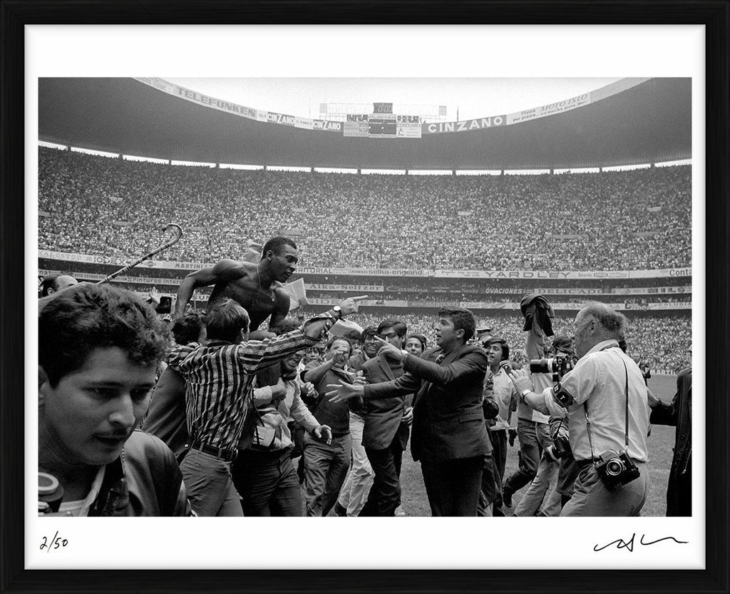 Pelé celebrating his World Cup win, 1970 - Limited Edition Print by Neil Leifer – Limited Edition Print.