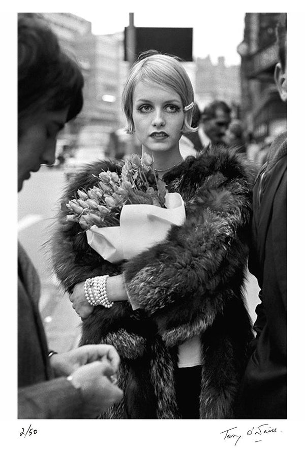 Twiggy holding a bouquet, 1966 — Signed Limited Edition Print - Terry O'Neill