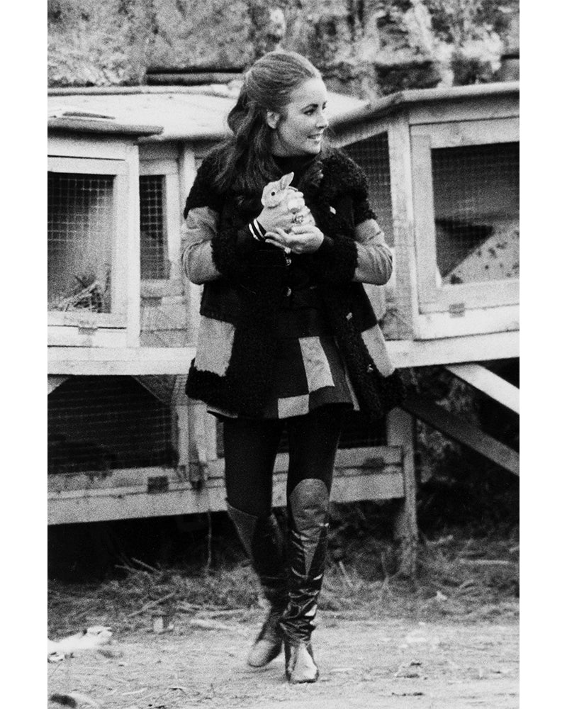 Elizabeth Taylor holding a bunny, 1972 — Limited Edition Print - Eva Sereny