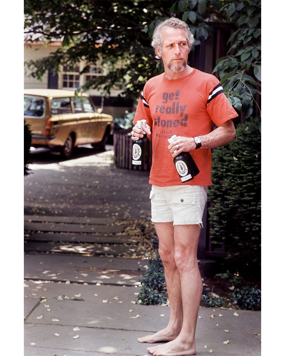 Paul Newman at home with two beers, 1981 — Limited Edition Print - Eva Sereny