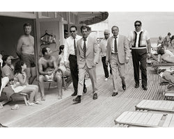 Frank Sinatra on the Boardwalk, 1968 - Limited Edition Print by Terry O'Neill – Limited Edition Print.