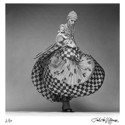 Twiggy wearing Bill Gibb, 1970 - Limited Edition Print by Justin de Villeneuve – Limited Edition Print.