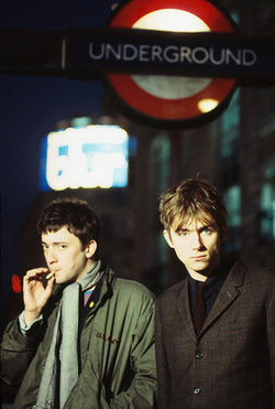 Graham Coxon and Damon Albarn at Piccadilly Circus, 1994 - Limited Edition Print by Kevin Cummins – Limited Edition Print.