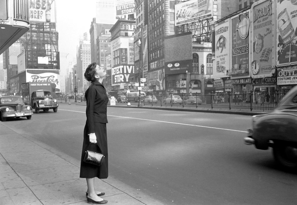Audrey Hepburn in Times Square, 1951 — Limited Edition Print - Lawrence Fried