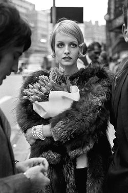 Twiggy holding a bouquet, 1966 – Limited Edition Print by Terry O'Neill – Limited Edition Print.
