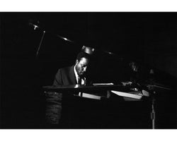 Thelonious Monk on stage at the Birdhouse, 1960 - Limited Edition Print by Ted Williams – Limited Edition Print.